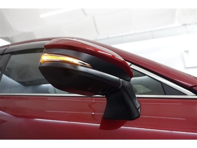 �T�C�h�^�[�������v�t���h�A�~���[�͉E���܎��ɂ܂��̃N���}����s�҂��王�F�����m�ۂ��܂��B