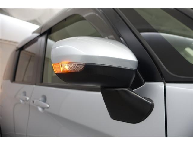 �T�C�h�^�[�������v�t���h�A�~���[�͉E���܎��ɂ܂��̃N���}����s�҂��王�F�����m�ۂ��܂��B