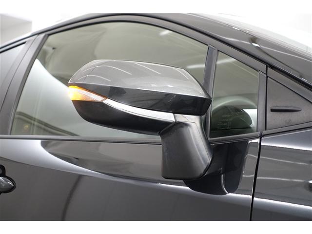 �T�C�h�^�[�������v�t���h�A�~���[�͉E���܎��ɂ܂��̃N���}����s�҂��王�F�����m�ۂ��܂��B