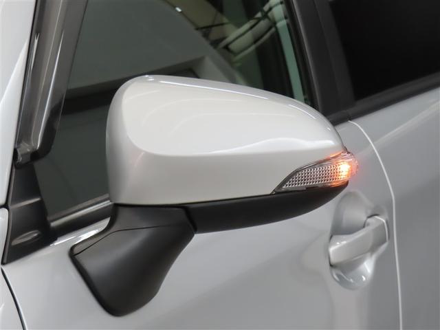 �T�C�h�^�[�������v�t���h�A�~���[�͉E���܎��ɂ܂��̃N���}����s�҂��王�F�����m�ۂ��܂��B