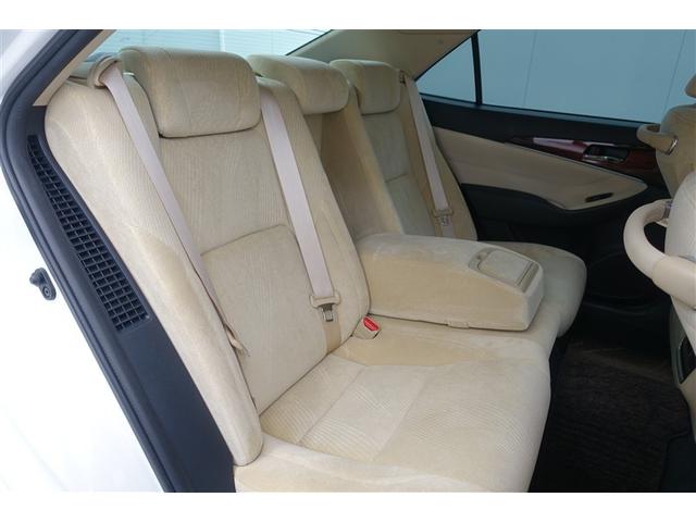 �Z�J���h�V�[�g�̃Z���^�[�ɂ̓A�[�����X�g��������܂��B�K�v�Ȃ����͒��ˏグ�ĉ��K�ȋ�Ԃ��I�@�������h���C�u���ꂽ�����͕I���|���Ȃ���̂�т�h���C�u�o���܂���