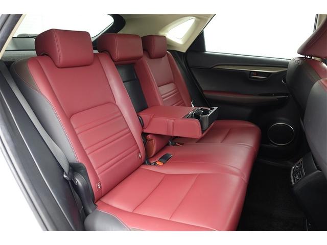 �Z�J���h�V�[�g�̃Z���^�[�ɂ̓A�[�����X�g��������܂��B�K�v�Ȃ����͒��ˏグ�ĉ��K�ȋ�Ԃ��I�@�������h���C�u���ꂽ�����͕I���|���Ȃ���̂�т�h���C�u�o���܂���