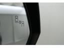 BSM(ブラインドスポットモニター)は、レーダーセンサーにより、隣の車線のドアミラーに映らない領域(死角領域)を併走する車両を検知し、ドアミラーのインジケーターによって車両の存在を知らせます。