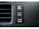 【ｅｃｏモード・ＥＶモード切替スイッチ】燃費を重視した【ｅｃｏモード】や夜間や早朝・住宅街などでご使用いただくことが多い【ＥＶモード】に切り替えるときには運転席横のスイッチを使用します。