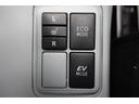 【ecoモード・EVモード切替スイッチ】燃費を重視した【ecoモード】や夜間や早朝・住宅街などでご使用いただくことが多い【EVモード】に切り替えるときには運転席横のスイッチを使用します。