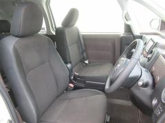 シックな色使いの運転席周りですね。すっきりとしたデザインで上品な色使いです。居心地の良い運転席、長く座ってられるリラックスできるデザインがいいですね。 5