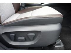 運転席にはパワーシートが付いております。パワーシートは指先１つで操作出来るためチカラの弱い女性の方でもシートに座ったまま操作出来ます♪ 7