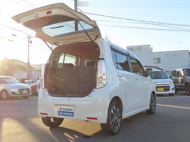 バックドアは跳ね上げ式です!雨の日には屋根代わりにもなってくれます!