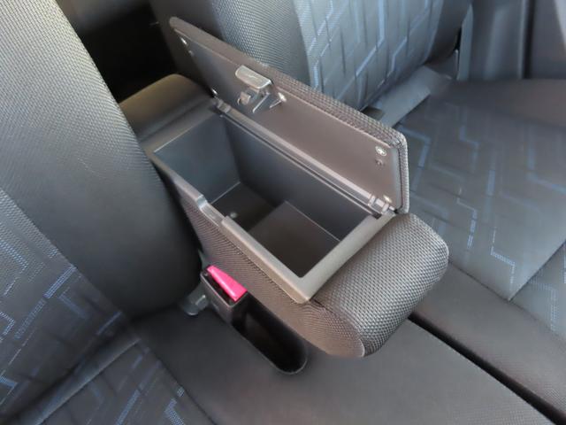アームレストに収納スペースもありますよ!