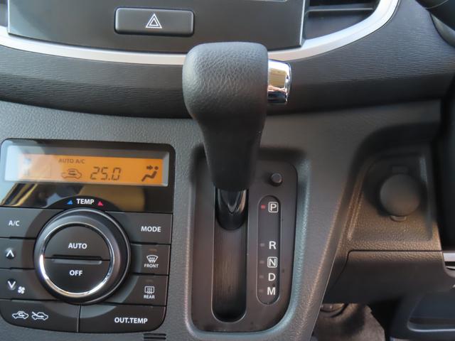 インパネシフトで足元広々です!