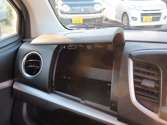 助手席側に様々な収納スペースがありますよ!