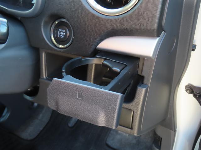 運転席側にも格納タイプのドリンクホルダーがあります!