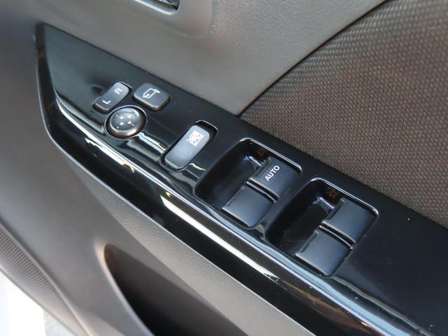 運転席ドアの内側にも収納スペースがあります!