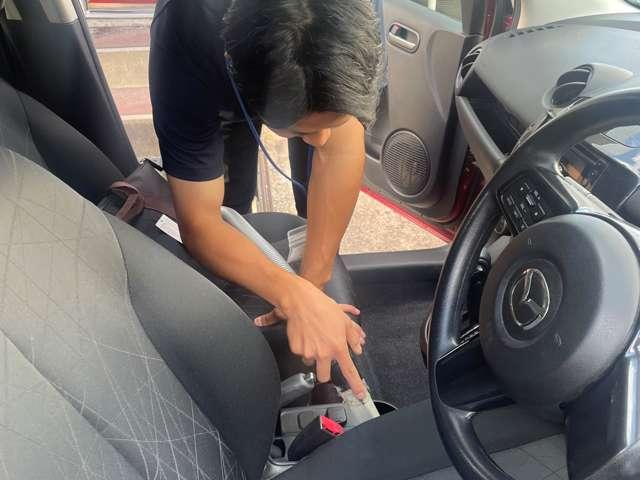 汚れているお車の隅々まできれいに致します☆