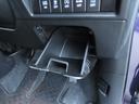 運転席側にも様々な収納スペースがありますよ！