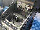 すぐ手に取りやすい位置にドリンクホルダーがあります!
