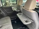 運転席の後ろにパーソナルテーブルがあります!車内での飲食の際に便利でしす!