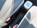 運転席と助手席の間にドリンクホルダーや小物を置くスペースがありますよ!