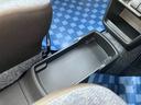 運転席と助手席の間に小物を置くスペースがありますよ！