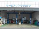 自社工場の画像です!サービススタッフが一生懸命お客様の車を整備しております!