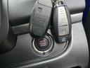 エンジン始動はプッシュスタートシステムです。リモコンキーをバックやポケットに入れたままエンジン始動が出来るので大変便利です。
