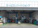 自社工場の画像です！サービススタッフが一生懸命お客様の車を整備しております！
