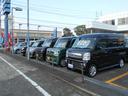 当店の中古車展示場の画像です！２０台以上の在庫を取り揃えております。ご希望の車両がない場合でもお探しいたしますので、一度ご来店下さい♪