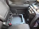 助手席シート下にも収納スペースがあります。