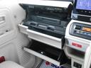助手席にはグローブＢＯＸの他にも収納が付いております。車検証等の収納にお使いください。