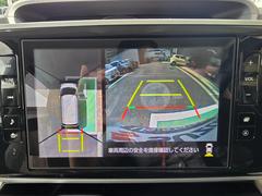 【全方位カメラ】シフトをバックに入れるとナビ画面で映像を確認することが出来ます。バック駐車が苦手な方も安心です！ 2