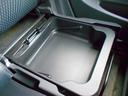 助手席したにも収納スペースがあります!