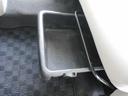 助手席の下にも収納スペースがあります！