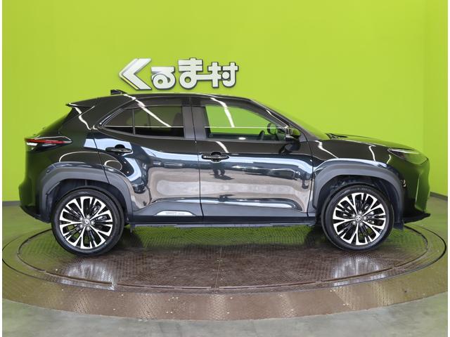 ヤリスクロス ハイブリッドＺ／パノラミックビュー／　Ｄオーディオ／パノラミックビュー／ハーフレザー／Ｐシートヒーター／クルコン／プリクラッシュ／ＢＳＭ／ＰＫＳＢ／革巻ステア／スマートキー／オートＬＥＤ／１８ＡＷ／ＣＶＴ（5枚目）