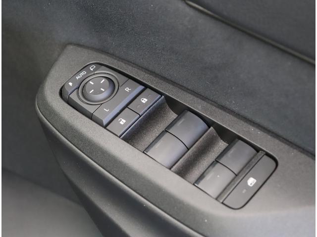 ヤリスクロス ハイブリッドＺ／パノラミックビュー／　Ｄオーディオ／パノラミックビュー／ハーフレザー／Ｐシートヒーター／クルコン／プリクラッシュ／ＢＳＭ／ＰＫＳＢ／革巻ステア／スマートキー／オートＬＥＤ／１８ＡＷ／ＣＶＴ（35枚目）