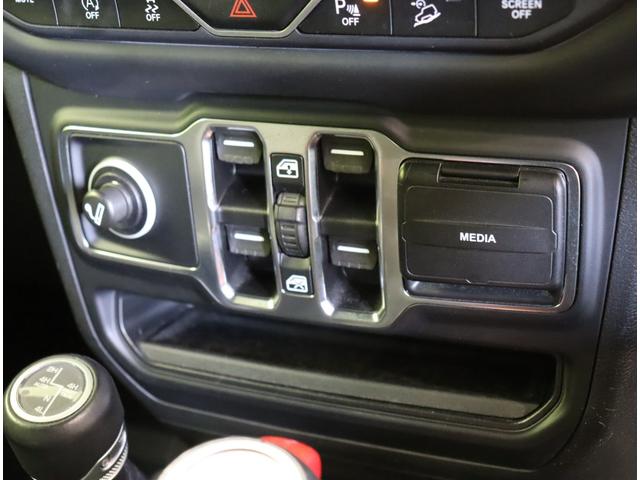 ジープ・ラングラーアンリミテッド サハラ／ワンオーナー／　フルセグナビ／Ｆ＆Ｂカメラ／黒革シート／アダプティブクルーズ／スマートキー／自動緊急ブレーキ／ブラインドスポット／オートＬＥＤ／ルーフラック／社外Ｆバンパー＆ステップ／１８ＡＷ／８ＡＴ（18枚目）