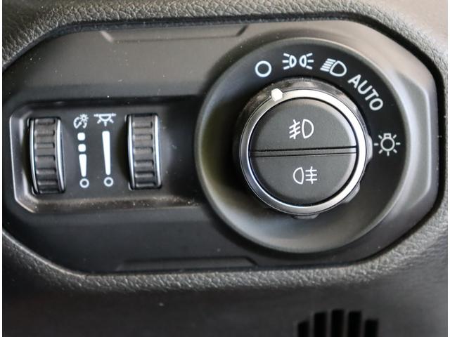 ジープ・ラングラーアンリミテッド サハラ／ワンオーナー／　フルセグナビ／Ｆ＆Ｂカメラ／黒革シート／アダプティブクルーズ／スマートキー／自動緊急ブレーキ／ブラインドスポット／オートＬＥＤ／ルーフラック／社外Ｆバンパー＆ステップ／１８ＡＷ／８ＡＴ（28枚目）