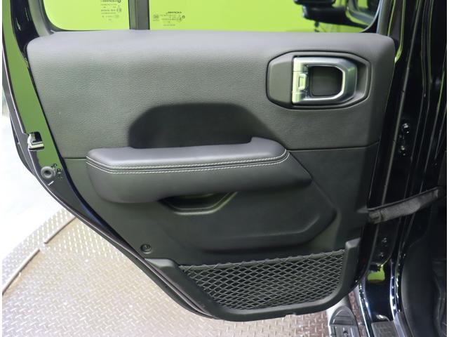 ジープ・ラングラーアンリミテッド サハラ／ワンオーナー／　フルセグナビ／Ｆ＆Ｂカメラ／黒革シート／アダプティブクルーズ／スマートキー／自動緊急ブレーキ／ブラインドスポット／オートＬＥＤ／ルーフラック／社外Ｆバンパー＆ステップ／１８ＡＷ／８ＡＴ（46枚目）