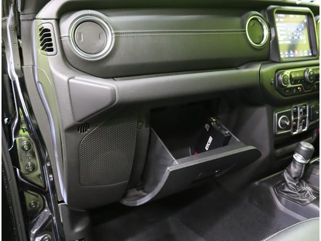 ジープ・ラングラーアンリミテッド サハラ／ワンオーナー／　フルセグナビ／Ｆ＆Ｂカメラ／黒革シート／アダプティブクルーズ／スマートキー／自動緊急ブレーキ／ブラインドスポット／オートＬＥＤ／ルーフラック／社外Ｆバンパー＆ステップ／１８ＡＷ／８ＡＴ（50枚目）