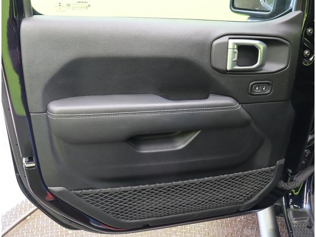 ジープ・ラングラーアンリミテッド サハラ／ワンオーナー／　フルセグナビ／Ｆ＆Ｂカメラ／黒革シート／アダプティブクルーズ／スマートキー／自動緊急ブレーキ／ブラインドスポット／オートＬＥＤ／ルーフラック／社外Ｆバンパー＆ステップ／１８ＡＷ／８ＡＴ（52枚目）