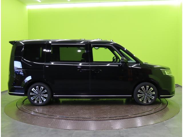 ステップワゴン ｅ：ＨＥＶスパーダ　プレミアムライン／ホンダセンシング／　１１．４型ナビＴＶ／マルチビューモニター／１５．６型フリップダウンＭ／両側自動ドア／スマートキー／ＣＭＢＳ／路外逸脱抑制／ブラインドスポット／オートハイビーム／ＬＥＤライト／１７ＡＷ／７人乗（5枚目）