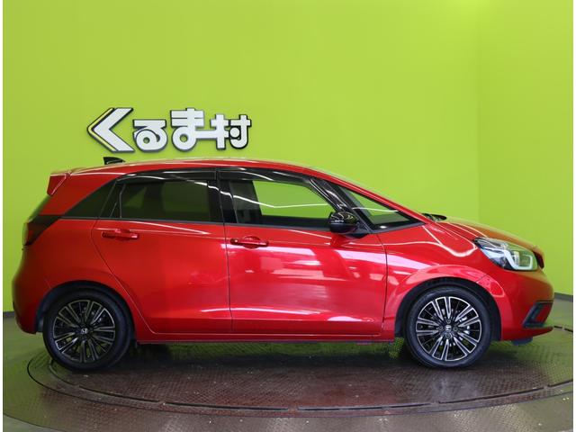 フィット ｅ：ＨＥＶホーム　カーサ／２０周年特別仕様車／　フルセグナビ／Ｂカメラ／ハーフレザー／シートヒーター／アダプティブクルコン／ＣＭＢＳ／路外逸脱抑制／スマートキー／革巻ステア／コーナーセンサー／ミラーウインカー／オートＬＥＤ／１６ＡＷ（5枚目）