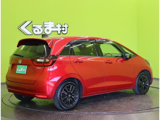 フィット ｅ：ＨＥＶホーム　カーサ／２０周年特別仕様車／　フルセグナビ／Ｂカメラ／ハーフレザー／シートヒーター／アダプティブクルコン／ＣＭＢＳ／路外逸脱抑制／スマートキー／革巻ステア／コーナーセンサー／ミラーウインカー／オートＬＥＤ／１６ＡＷ（6枚目）