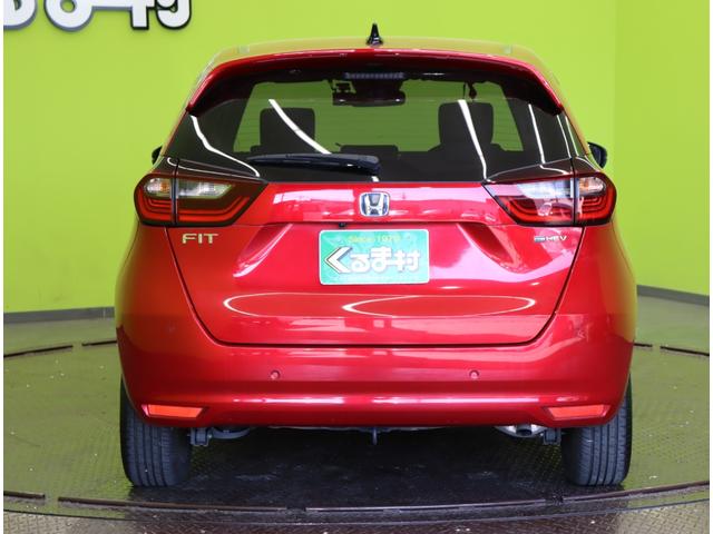 フィット ｅ：ＨＥＶホーム　カーサ／２０周年特別仕様車／　フルセグナビ／Ｂカメラ／ハーフレザー／シートヒーター／アダプティブクルコン／ＣＭＢＳ／路外逸脱抑制／スマートキー／革巻ステア／コーナーセンサー／ミラーウインカー／オートＬＥＤ／１６ＡＷ（7枚目）