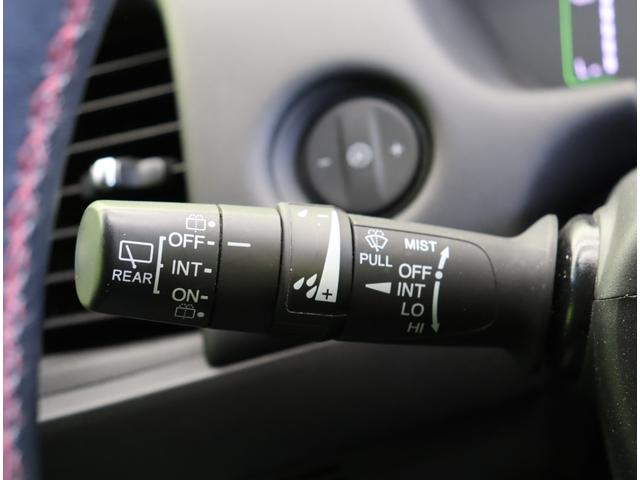 フィット ｅ：ＨＥＶホーム　カーサ／２０周年特別仕様車／　フルセグナビ／Ｂカメラ／ハーフレザー／シートヒーター／アダプティブクルコン／ＣＭＢＳ／路外逸脱抑制／スマートキー／革巻ステア／コーナーセンサー／ミラーウインカー／オートＬＥＤ／１６ＡＷ（23枚目）