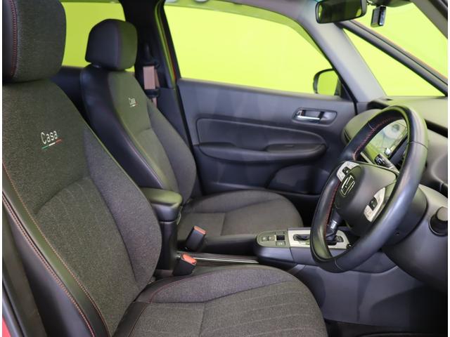 フィット ｅ：ＨＥＶホーム　カーサ／２０周年特別仕様車／　フルセグナビ／Ｂカメラ／ハーフレザー／シートヒーター／アダプティブクルコン／ＣＭＢＳ／路外逸脱抑制／スマートキー／革巻ステア／コーナーセンサー／ミラーウインカー／オートＬＥＤ／１６ＡＷ（34枚目）