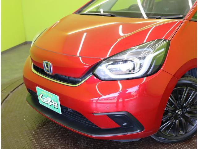 フィット ｅ：ＨＥＶホーム　カーサ／２０周年特別仕様車／　フルセグナビ／Ｂカメラ／ハーフレザー／シートヒーター／アダプティブクルコン／ＣＭＢＳ／路外逸脱抑制／スマートキー／革巻ステア／コーナーセンサー／ミラーウインカー／オートＬＥＤ／１６ＡＷ（58枚目）