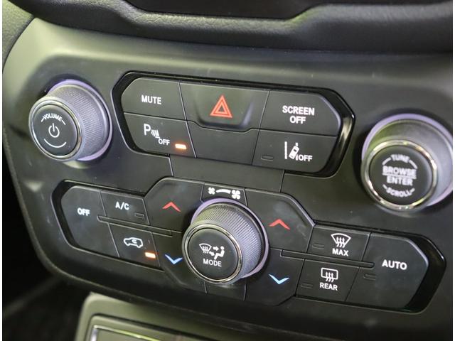 ジープ・レネゲード リミテッド／走行２０４００ｋｍ／黒革シート／　フルセグナビ／Ｂカメラ／黒革Ｐシートヒーター／ＥＴＣ／アクティブブレーキ／ブライドスポット／アダプティブクルコン／レーンキープ／パークセンス／ルーフレール／ＬＥＤ／１７ＡＷ／６ＡＴ（17枚目）