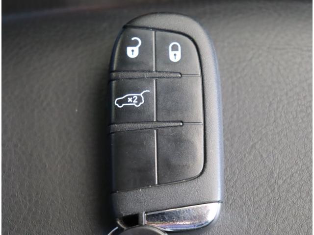 ジープ・レネゲード リミテッド／走行２０４００ｋｍ／黒革シート／　フルセグナビ／Ｂカメラ／黒革Ｐシートヒーター／ＥＴＣ／アクティブブレーキ／ブライドスポット／アダプティブクルコン／レーンキープ／パークセンス／ルーフレール／ＬＥＤ／１７ＡＷ／６ＡＴ（29枚目）