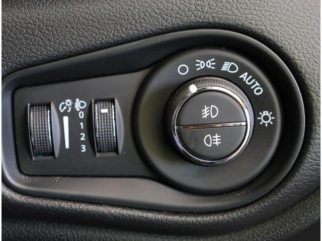 ジープ・レネゲード リミテッド／走行２０４００ｋｍ／黒革シート／　フルセグナビ／Ｂカメラ／黒革Ｐシートヒーター／ＥＴＣ／アクティブブレーキ／ブライドスポット／アダプティブクルコン／レーンキープ／パークセンス／ルーフレール／ＬＥＤ／１７ＡＷ／６ＡＴ（30枚目）