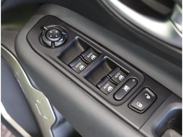 ジープ・レネゲード リミテッド／走行２０４００ｋｍ／黒革シート／　フルセグナビ／Ｂカメラ／黒革Ｐシートヒーター／ＥＴＣ／アクティブブレーキ／ブライドスポット／アダプティブクルコン／レーンキープ／パークセンス／ルーフレール／ＬＥＤ／１７ＡＷ／６ＡＴ（36枚目）